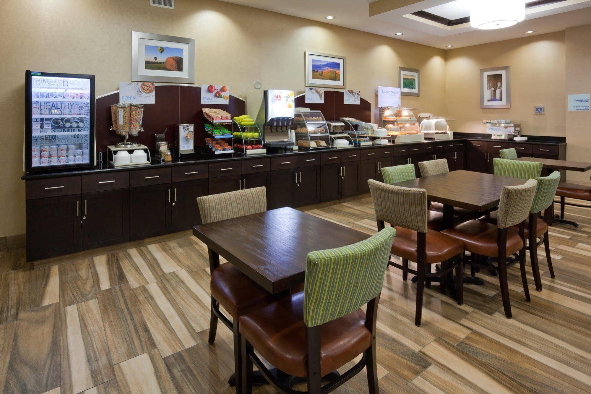 Holiday Inn Express & Suites Fort Dodge By Ihg Екстер'єр фото
